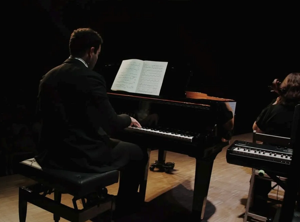 Al piano, durant el Concert sobre temes de Mar i Cel