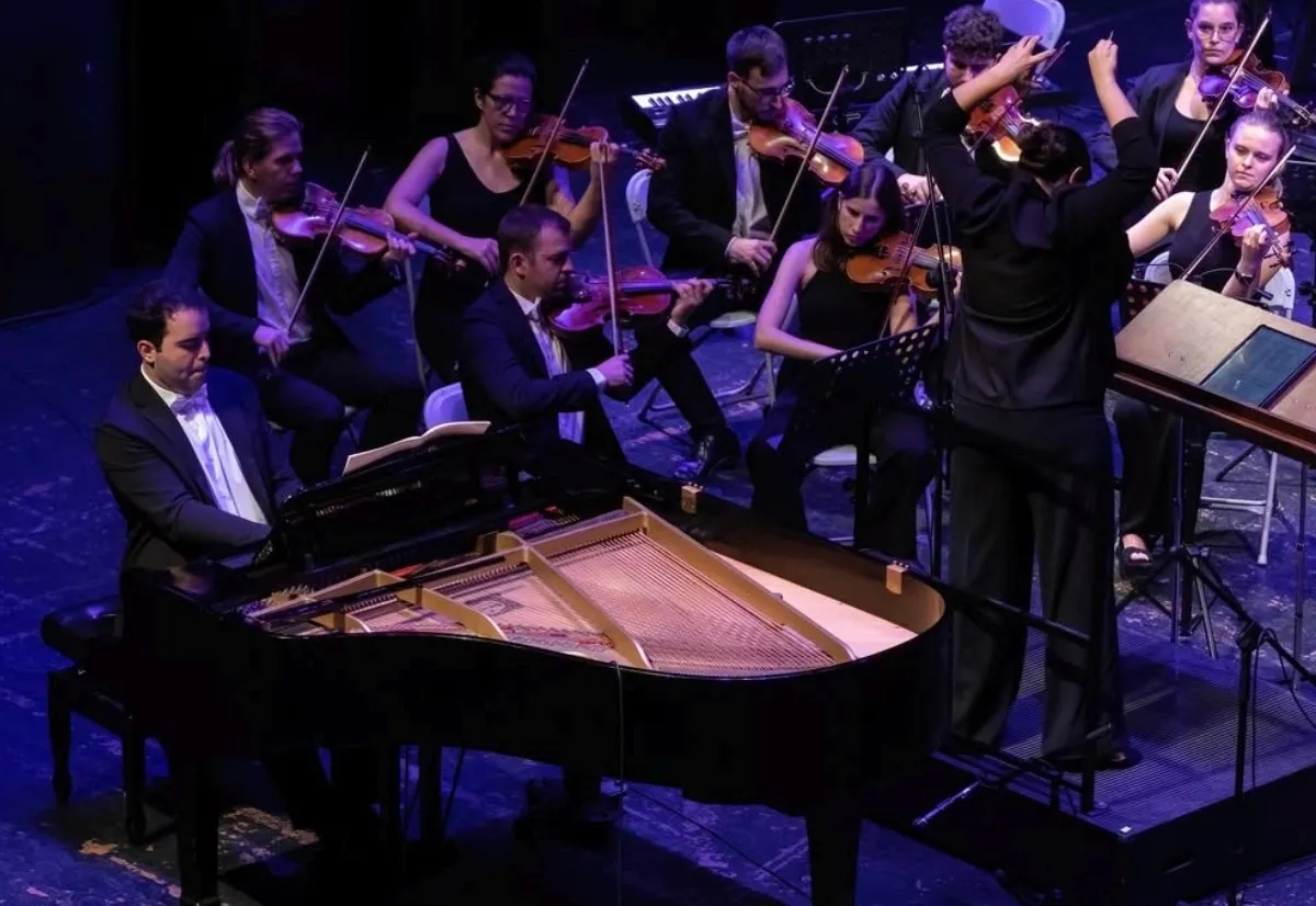 Salvador Montané al piano durant un concert amb orquestra